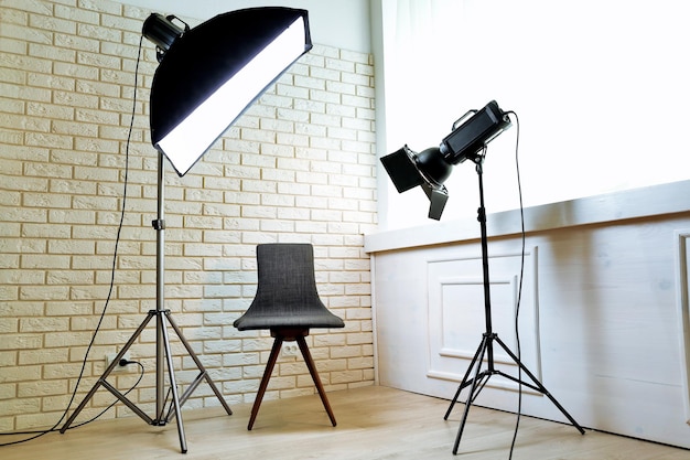 Studio photo avec intérieur et équipement d'éclairage modernes