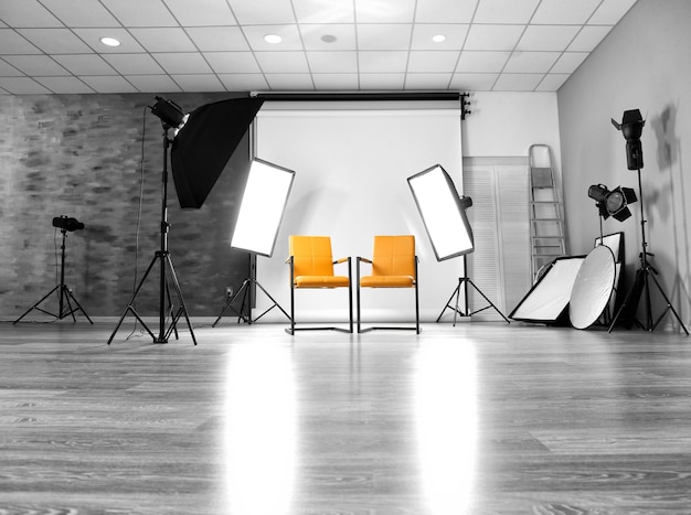 Studio photo avec intérieur moderne et équipement d'éclairage