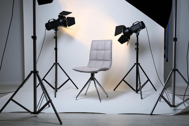 Photo studio photo avec intérieur moderne et équipement d'éclairage