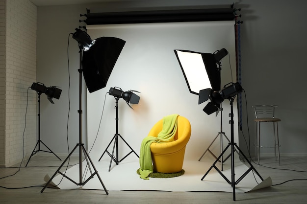 Studio photo avec un intérieur moderne et un équipement d'éclairage