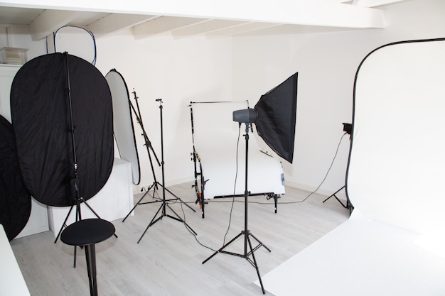 Studio photo vide avec équipement d'éclairage