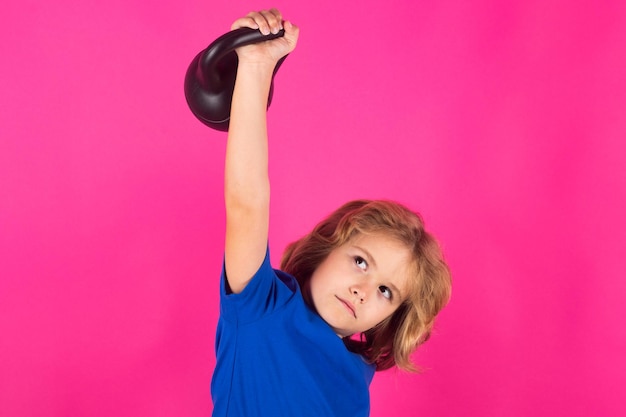 Studio portrait isolé d'un enfant sportif enfants sports exercices enfants en bonne santé vie et sport concept