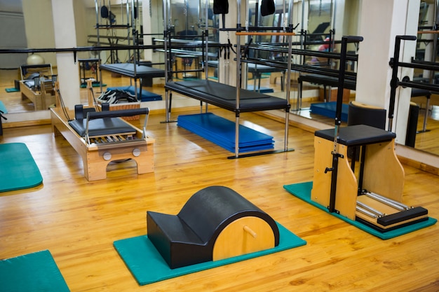 Studio de remise en forme avec différents équipements de gym