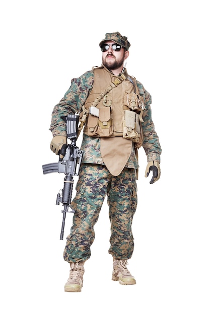 Studio shot of United States Marine avec des armes à carabine en uniforme. Équipement militaire, casque de l'armée, bottes de combat, gants tactiques. Isolé sur blanc, armes, armée, concept de patriotisme