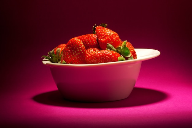 Studio shot de la plaque avec des fraises