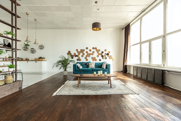 Studio spacieux décoré de bois et de blanc. Design minimaliste avec d'immenses fenêtres au soleil. coin cuisine et séjour