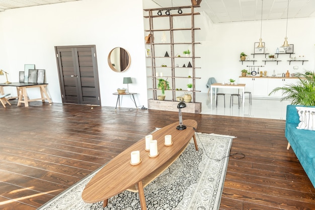 Studio spacieux décoré de bois et de blanc. Design minimaliste avec d'immenses fenêtres au soleil. coin cuisine et séjour