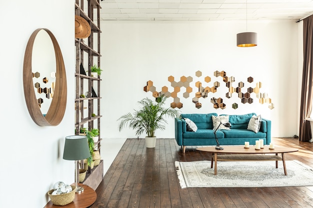 Photo studio spacieux décoré de bois et de blanc. design minimaliste avec d'immenses fenêtres au soleil. coin cuisine et séjour