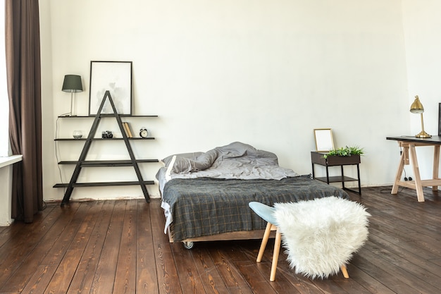 Studio spacieux décoré de bois et de blanc. Design minimaliste avec d'immenses fenêtres au soleil. coin cuisine et séjour