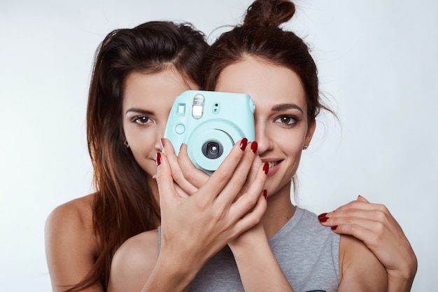 Studio de vie portrait de deux meilleurs amis hipster filles folles