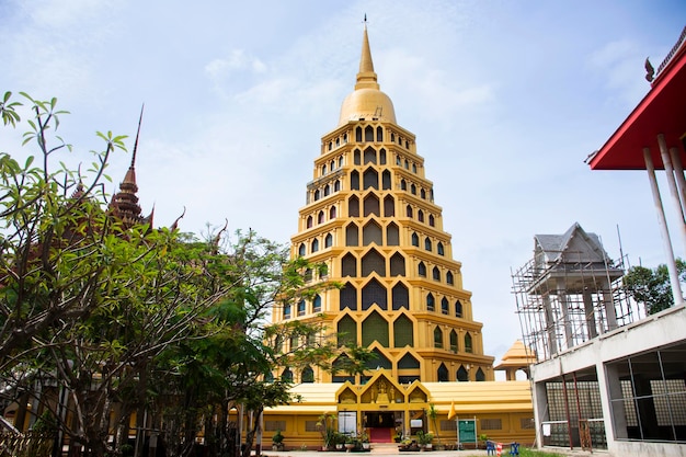 Stupa antique avec des reliques de l'édifice de Bouddha à Phra That Chedi Si Pho Thong pour les Thaïlandais voyageurs visitent respect prient souhait de bénédiction au temple Wat Tha It le 31 octobre 2023 à Ang Thong en Thaïlande