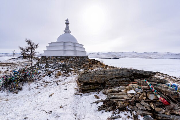 Photo stupa bouddhiste à ogoy island sur le lac baïkal