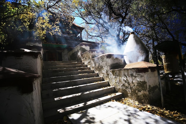 stupa dans l'ancien monastère tibétain