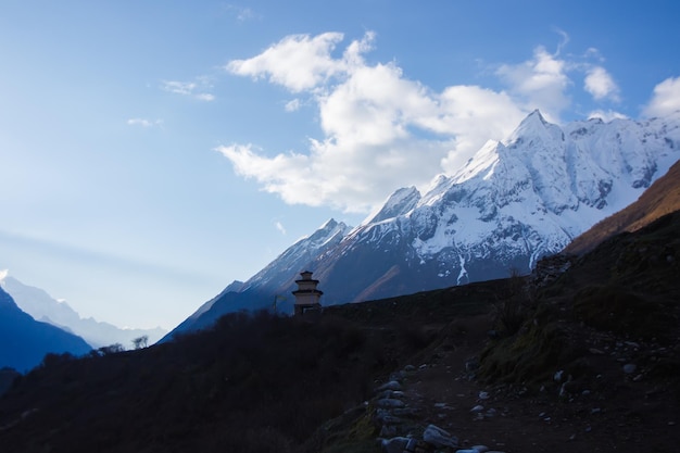 Stupa parmi les maisons en pierre de la région du Manaslu. Himalaya