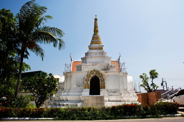 Stupa de ruine antique ou vieux chedi antique pour les voyageurs thaïlandais visitent et respectent la prière de bénédiction souhaite le culte sacré du mystère dans le temple Wat Ku ou Phra Nang Rua Lom à Pak Kret à Nonthaburi Thaïlande