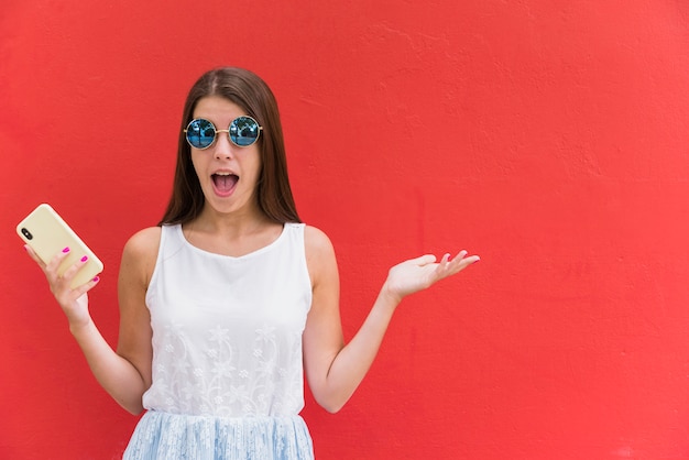 Stupéfié Jeune Femme Avec Smartphone