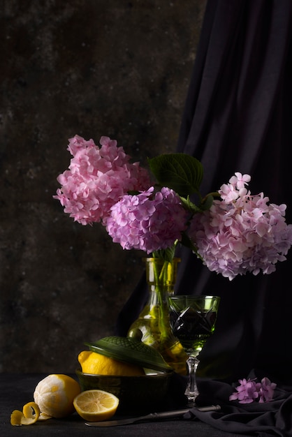 Photo style baroque avec des citrons et des fleurs