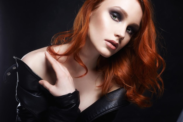 Style de cheveux rouge belle jeune femme sexy
