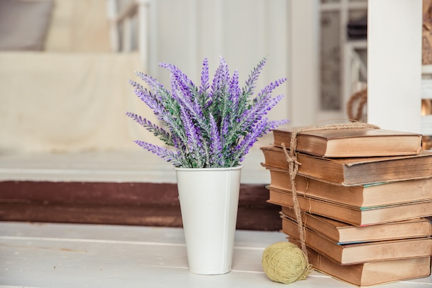 Style chic minable. décoration avec des livres vintage et lavande.Décoration intérieure shabby chic pour ferme. Lavande en pichet, livres. Décoration de la maison provençale.