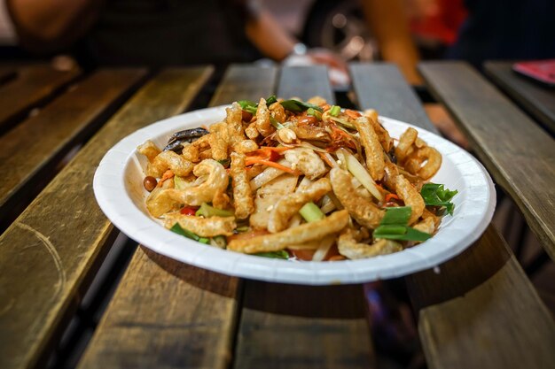 Style de cuisine thaïlandaise Salade épicée de porc croustillant lors d'un événement foodtruck