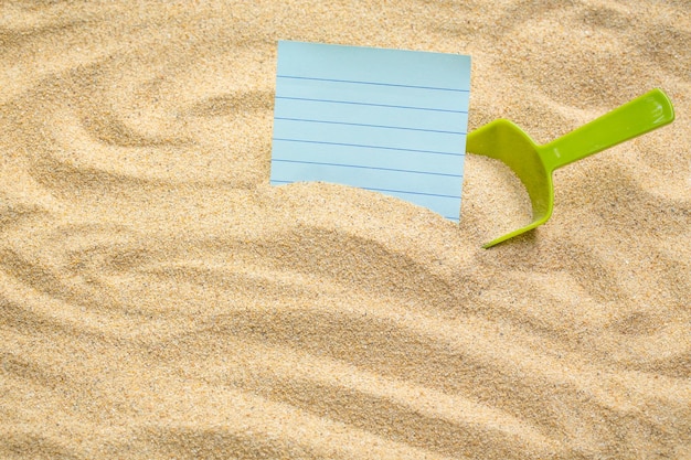 Style d'été avec du papier vierge vide sur un fond de carte blanche de sable de mer pour ajouter du texte