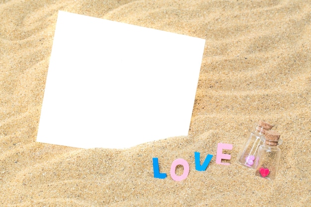 Style d'été avec du papier vierge vide sur un fond de carte blanche de sable de mer pour ajouter du texte