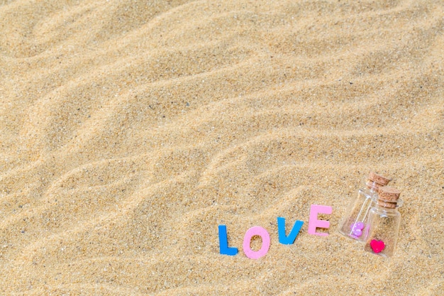 Style d'été avec fond de sable de mer vide pour ajouter du texte