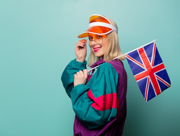 Photo style femme blonde en costume de sport des années 90 avec le drapeau de la grande-bretagne