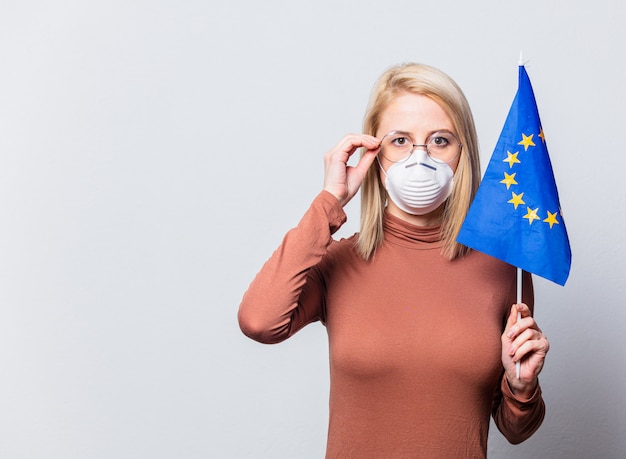 Style femme blonde avec le drapeau de l'UE