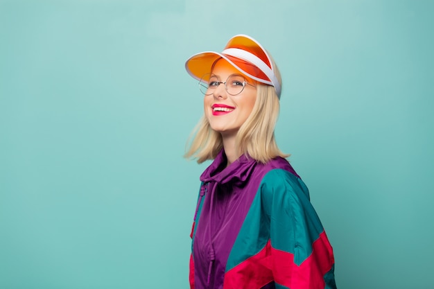 Style femme blonde à lunettes et chapeau des années 80