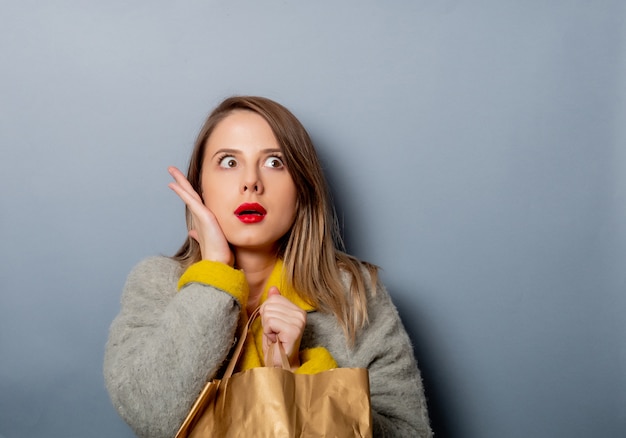 Style femme en manteau avec sac à provisions