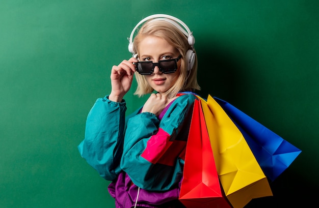 Style femme en vêtements punk des années 90 avec des sacs à provisions