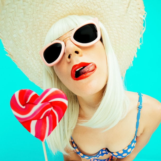 Style de fête de plage douce. Blonde sexy avec Lolipop.