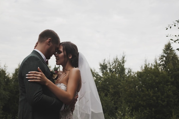 Style irlandais des mariés le jour du mariage marchant à l'extérieur