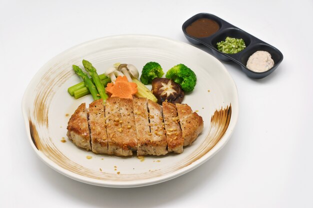 Photo style japonais de porc steak sur fond blanc