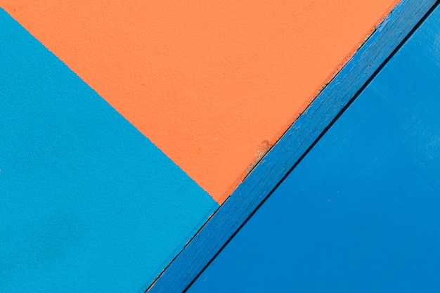 Style de minimalisme, fond de texture de mur bleu et orange et porte bleue, faire pivoter le côté.