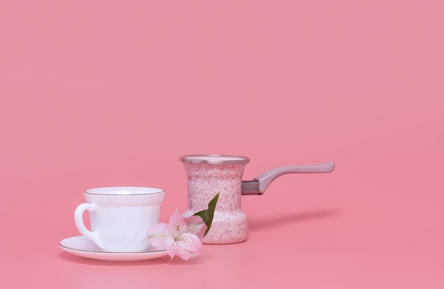 Style de minimalisme. Une tasse de café et une cafetière sur un fond rose. café turka