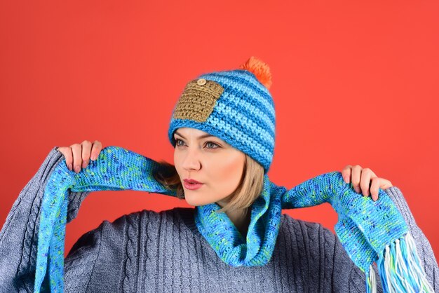 Style de mode automne hiver et concept de personnes jolie femme portant un bonnet et une écharpe en tricot sur le cou