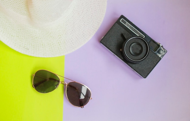 Style plat créatif avec appareil photo, lunettes de soleil et panama