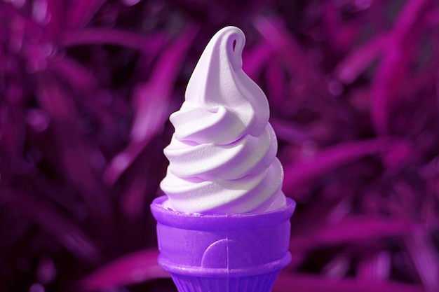 Style Pop Art de couleur pourpre Soft Serve Ice Cream Cone sur fond d'arbuste Magenta