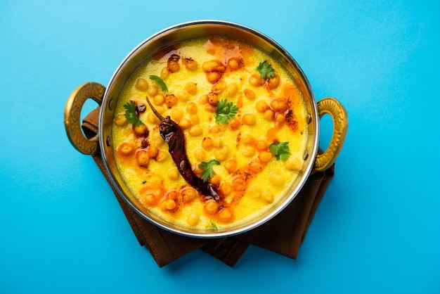 Style Punjabi Dahi Boondi Kadhi ou kadi ou curry