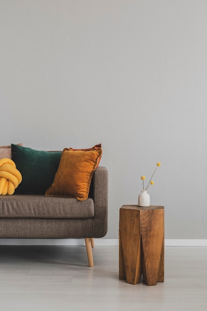 Style rétro dans un bel intérieur de salon avec un mur vide gris