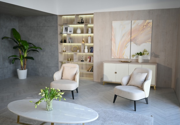 Style scandinave lumineux classique moderne luxe blanc salon avec table en marbre, nouveaux meubles élégants, commode, fauteuils confortables, plantes d'intérieur. Design d'intérieur nordique minimaliste