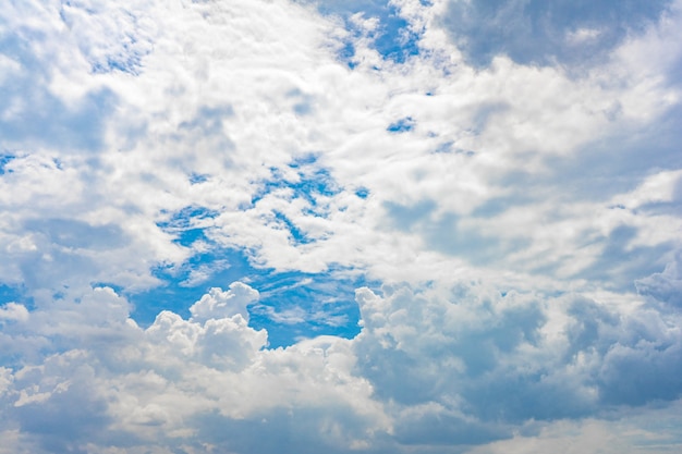 Style unique de nuages sur le ciel ouvert pour le fond.