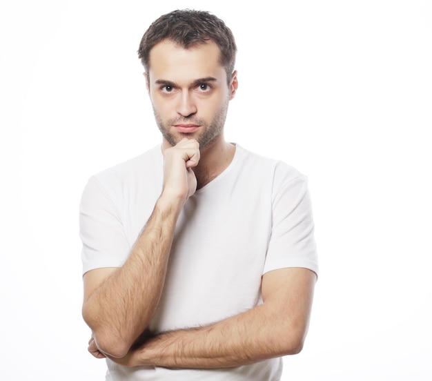 Style de vie et concept de personnes bel homme en chemise blanche tourné en studio isolé sur fond blanc