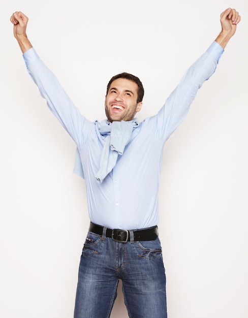 Style de vie et concept de personnes jeune homme décontracté en chemise avec les deux mains levées en l'air Gagnant et heureux