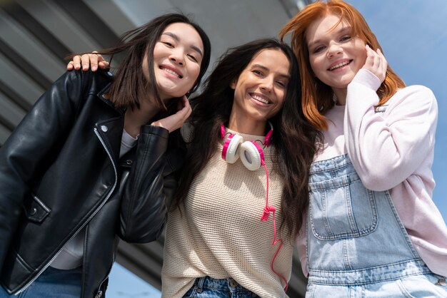 Photo style de vie dans le concept de ville avec des femmes souriantes