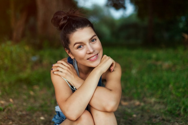 Style de vie, fille au casque sur la nature