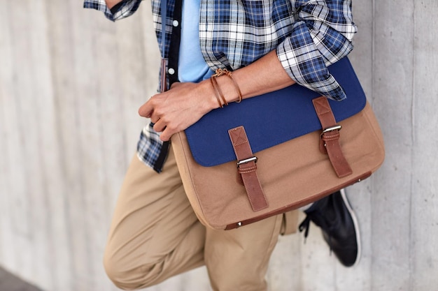 style de vie, mode, style et concept de personnes - gros plan d'un homme hipster avec un sac à épaule élégant