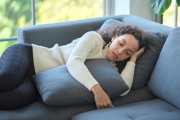 Le style de vie se détend. Femme latine relaxante sur le canapé.